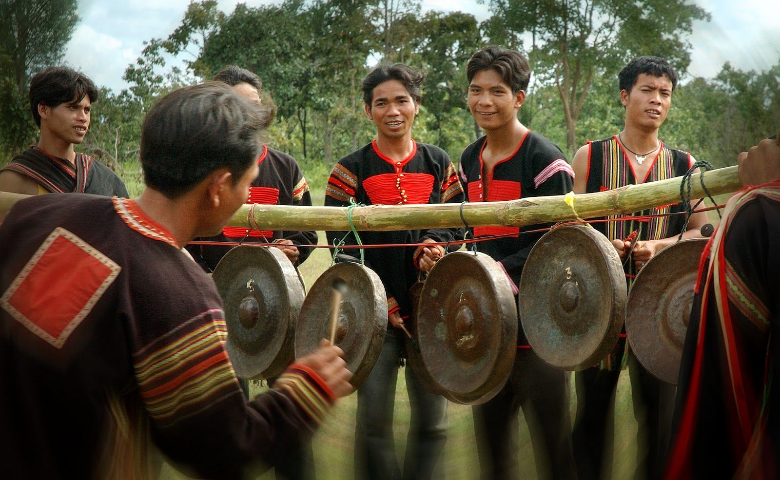 Lễ Hội Cồng Chiêng Tây Nguyên - Bản Hòa Tấu Núi Rừng Hùng Vĩ